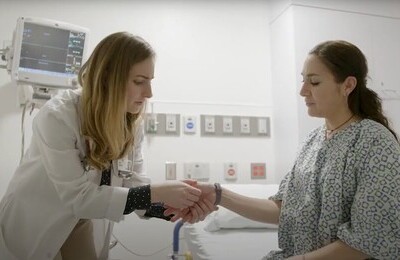 Кодирование Аквилонг в Тутаеве Врач держит пациентку за руку