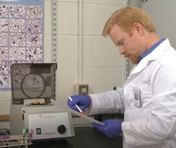 Клиника лечения наркозависимости в Тутаеве Врач в кабинете клиники