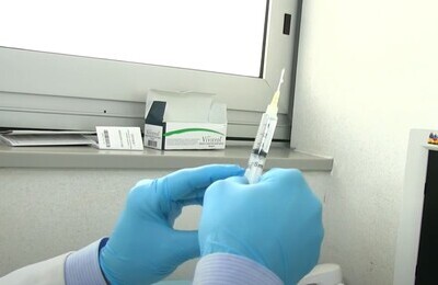 Проведение кодирования Вивитролом в Тутаеве Шприц с Вивитролом в руках у врача